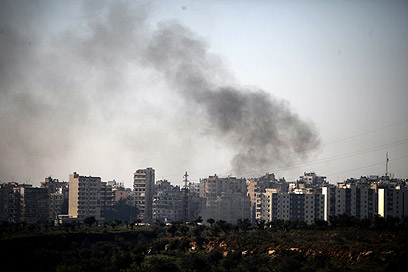 עשן מיתמר מטריפולי בלבנון, באחד מסבבי העימות האחרונים (צילום: AFP)