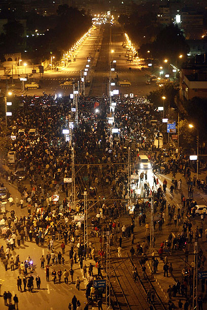טנקים שומרים על ארמון הנשיאות מול המפגינים, הערב (צילום: AFP)