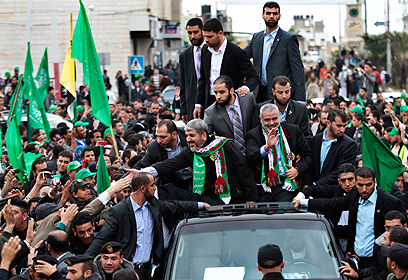 מנהיגי חמאס בעצרת בעזה. קשה לשלם ל-50 אלף המועסקים (צילום: רויטרס)