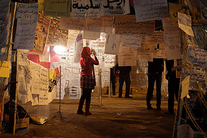 שלטי מחאה ממלאים את כיכר א-תחריר  (צילום: AFP)
