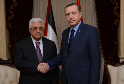 ראש ממשלת טורקיה עם אבו מאזן. הסגר על עזה יימשך (צילום: רויטרס)