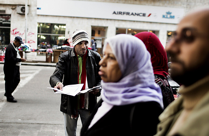 מתנגדי החוקה מעודדים אזרחים להצביע (צילום: AFP)