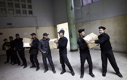 אנשי ביטחון מצרים עם מתכוננים להצבעה (צילום: AFP)