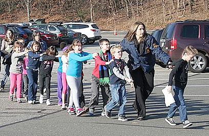 אתמול: הילדים הוצאו מבית הספר (צילום: EPA)