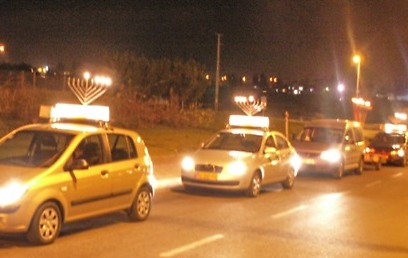 210 כלי רכב מפיצי אור, שעלותם הכוללת כ-120 אלף שקלים (צילום: באיבות צעירי חב"ד)