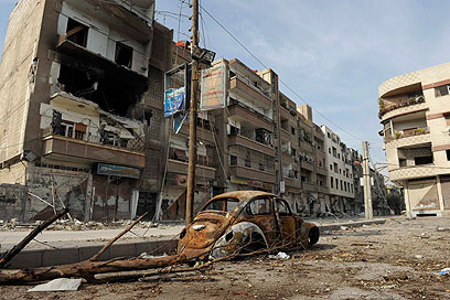 הלחימה נמשכת. שכונת מגורים אחרי הפצצה של צבא אסד (צילום: רויטרס)