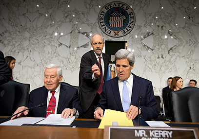 ג'ון קרי, יו"ר ועדת החוץ של הסנאט (מימין) (צילום: AP)