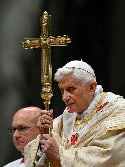 האפיפיור נואם בפני בישופים בוותיקן            (צילום: AFP)