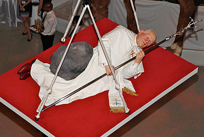 פסלו מעורר המחלוקת של קטלן, "השעה התשיעית", מועבר למוזיאון (צילום: gettyimages)