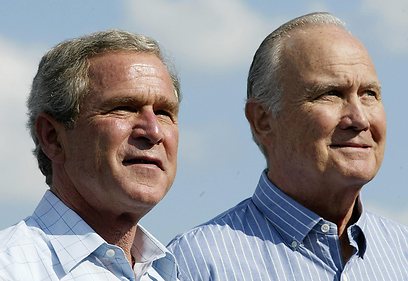 שוורצקופף עם בוש הבן שבו תמך לנשיאות ב-2004 (צילום: AFP)