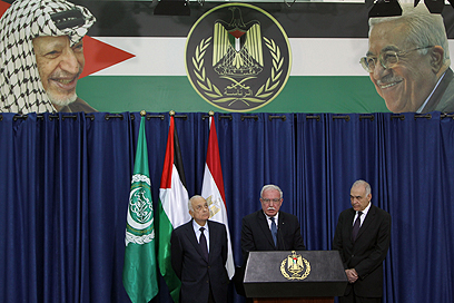 שר החוץ הפלסטיני אל מלכי. מימינו עמיתו המצרי, משמאלו אל-ערבי, היום ברמאללה (צילום: AFP)