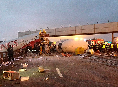 המטוס התרסק על הכביש לאחר הנחיתה במוסקבה (צילום: AP)