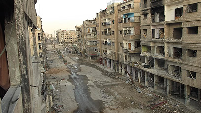 בניינים הרוסים אחרי הפצצה של חיל האוויר הסורי בדראיה (צילום: רויטרס)