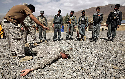 מדריכים אמריקנים באפגניסטן. פועלים משנה שעברה בירדן (צילום: AP)
