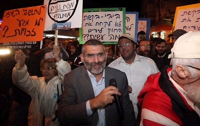 "מתעסקים ב'בלה בלה' כשהחיים הפכו לגיהינום". בן-ארי בהפגנה, הערב (צילום: מוטי קמחי)