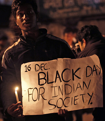 "16 בדצמבר (יום האונס של הסטודנטית באוטובוס) - יום עצוב לחברה ההודית" (צילום: EPA)