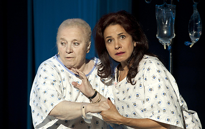 עם ענת וקסמן בהצגה "סוף טוב" (צילום: ז'ראר אלון)