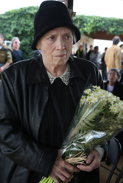 זהרירה חריפאי בהלווייתה של ענת גוב, בדצמבר (צילום: שאול גולן)