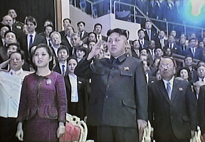 השליט קים ג'ונג און ורעייתו רי סול ג'ו (צילום: AFP, NORTH KOREAN TV)