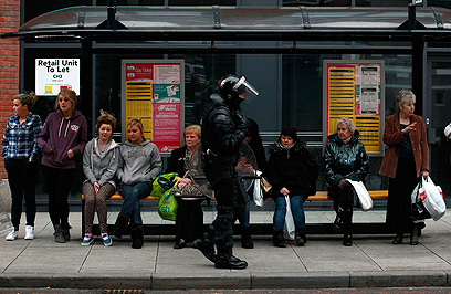 שוטר מאבטח תחנת אוטובוס בבלפסט בינואר (צילום: רויטרס)