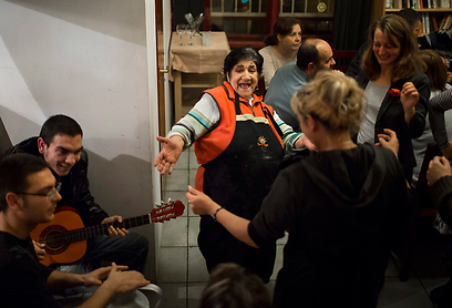 פרנצנה נמת, בעלת מסעדה צוענית בבודפשט שמנסה לשמר את מסורת בני רומה (צילום: EPA)