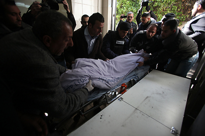 גופתו של הנער (צילום: AFP)