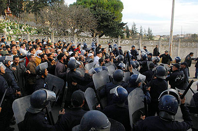 כוחות שיטור ואזרחים סמוך לשדה הגז (צילום : AFP)