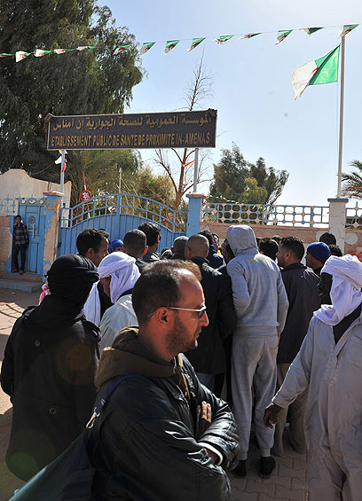 תושבים אלג'יראים מחכים למידע על יקיריהם ליד בית חולים (צילום : AP)
