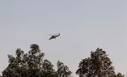 מסוק צבאי מעל אזור החטיפה (צילום: רויטרס)