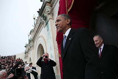 אובמה נכנס לבמת הטקס לקול תרועות חצוצרה ותשואות (צילום: AFP)