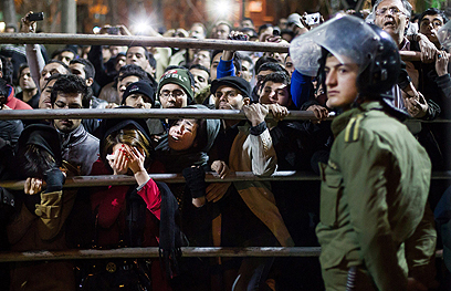 צופים במעמד ההוצאה להורג. נשים קראו: "רחמו עליהם" (צילום: AP)