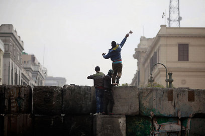 יידוי האבנים בקהיר. האחים המוסלמים לא יצאו לרחובות הפעם (צילום: AP)