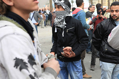 צעירים אוגרים תחמושת בבירת מצרים (צילום: AP)