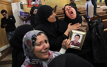 בני משפחות הקורבנות ממשחק הכדורגל בבית המשפט (צילום: AFP)