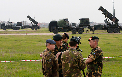 חיילים מהולנד מאיישים את הסוללה (צילום: רויטרס)