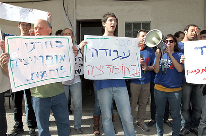 מפגינים נגד כניסה לקואליציה. צעירי העבודה, היום (צילום: עופר עמרם )