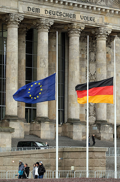 מחוץ לרייכסטאג - דגלי גרמניה והאיחוד האירופי בחצי התורן לציון היום (צילום: AFP)