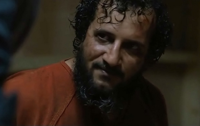 יואב לוי כאבו-פראג' בסצנת החקירה ב"כוננות עם שחר" (צילום: מתוך הסרט)