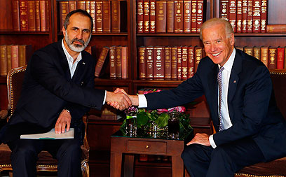 סגן נשיא ארה"ב עם אל-חטיב, היום (צילום: רויטרס)