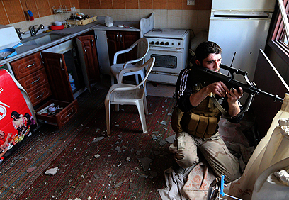 מורד באחת השכונות של דמשק (צילום: רויטרס)