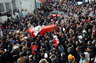 מסע הלוויה בבירה תוניס (צילום: AFP)