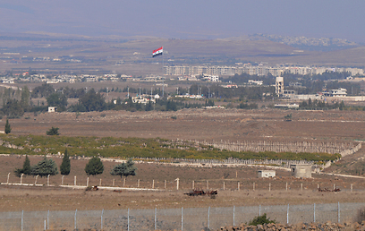 הדגל הסורי ליד חאן ארנבה, החודש (צילום: אביהו שפירא)