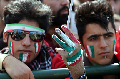 צעירים בעצרת בטהרן לרגל 34 שנים למהפכה האיסלאמית (צילום: AP)
