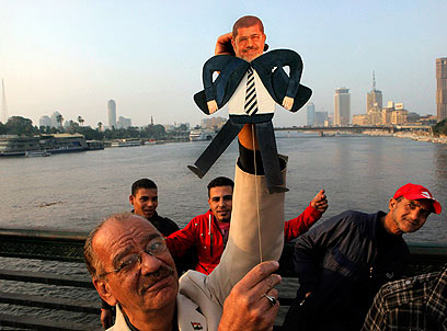 יגיע לחלל? הפגנה נגד מורסי בקהיר (צילום: AP)