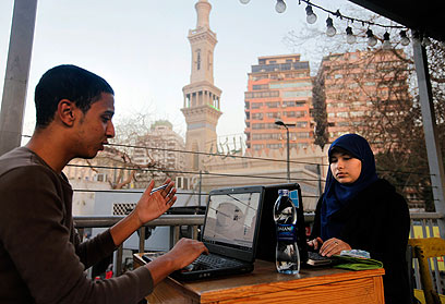 מצרים גולשים באינטרנט בקהיר. הרשויות חסמו את "יוטיוב" למשך חודש (צילום: AP)