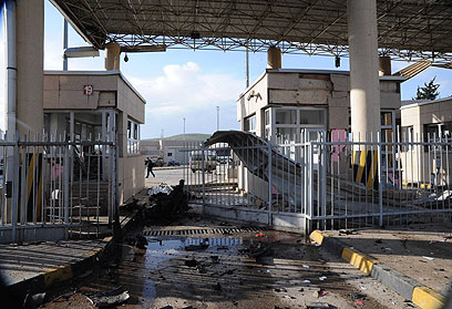 נזק כבד במקום הפיצוץ בגבול טורקיה-סוריה (צילום: רויטרס)