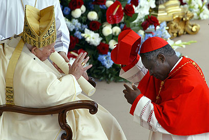 טורקסון והאפיפיור יוחנן פאולוס. יודע גם עברית (צילום: AFP)