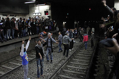 מפגינים על פסי הרכבת בתחריר (צילום: AFP)