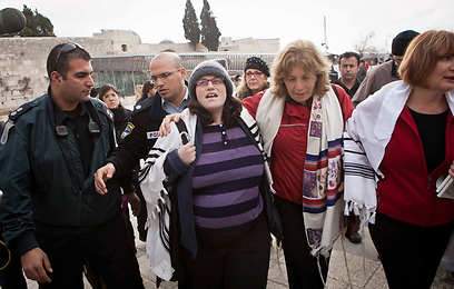 "החל מראש החודש הקרוב תמלא משטרת ישראל את חובתה לאכיפת החוק". מעצר נשות הכותל (צילום: מיכל פתאל)