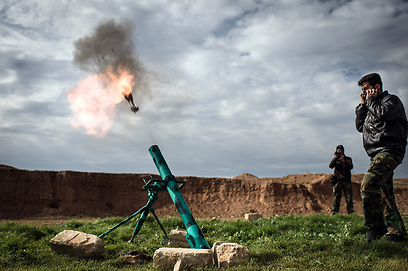 לוחמים בקרב המורדים משתתפים במתקפה באזור חלב (צילום: AFP)